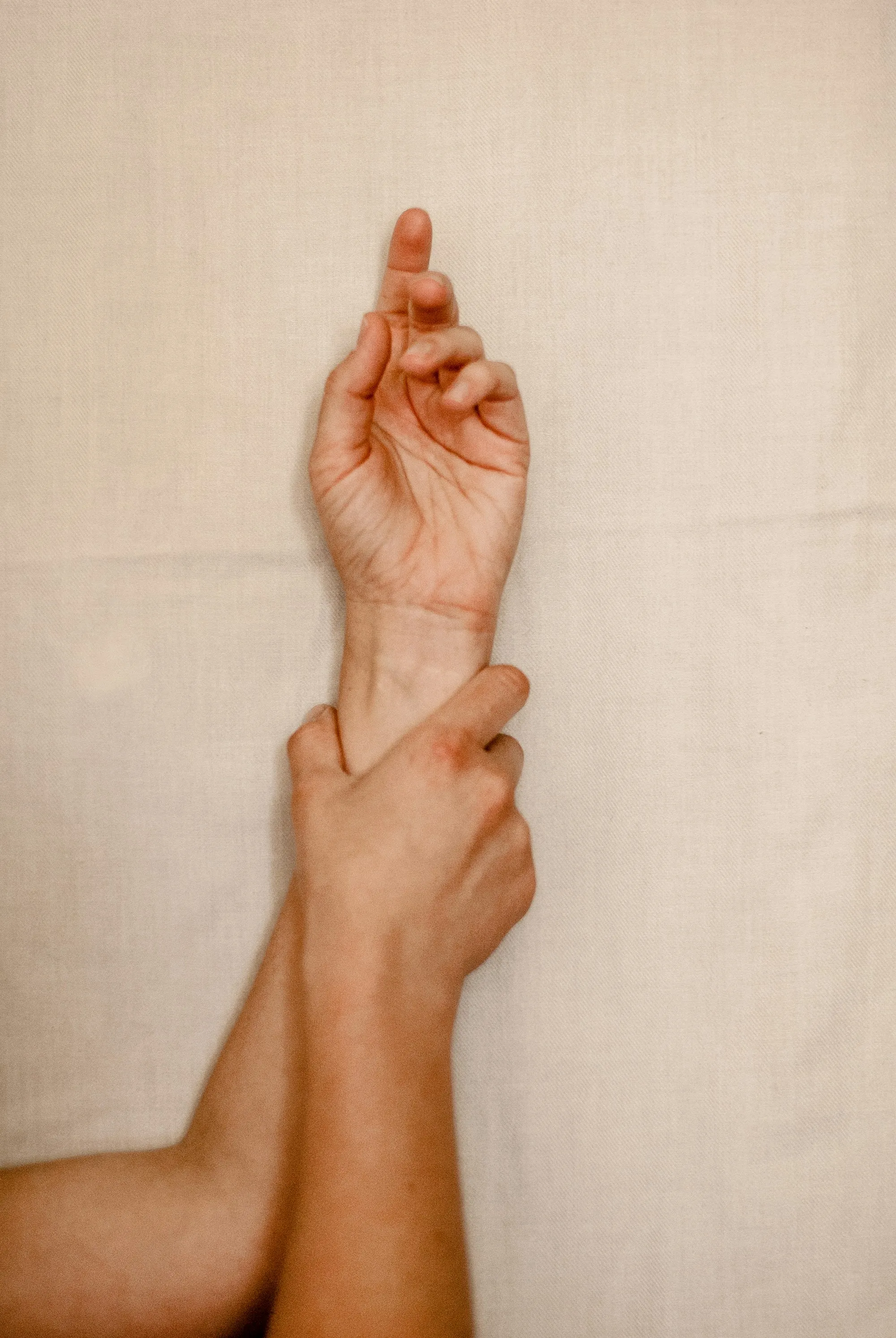 Una mano sujeta la muñeca de la otra
