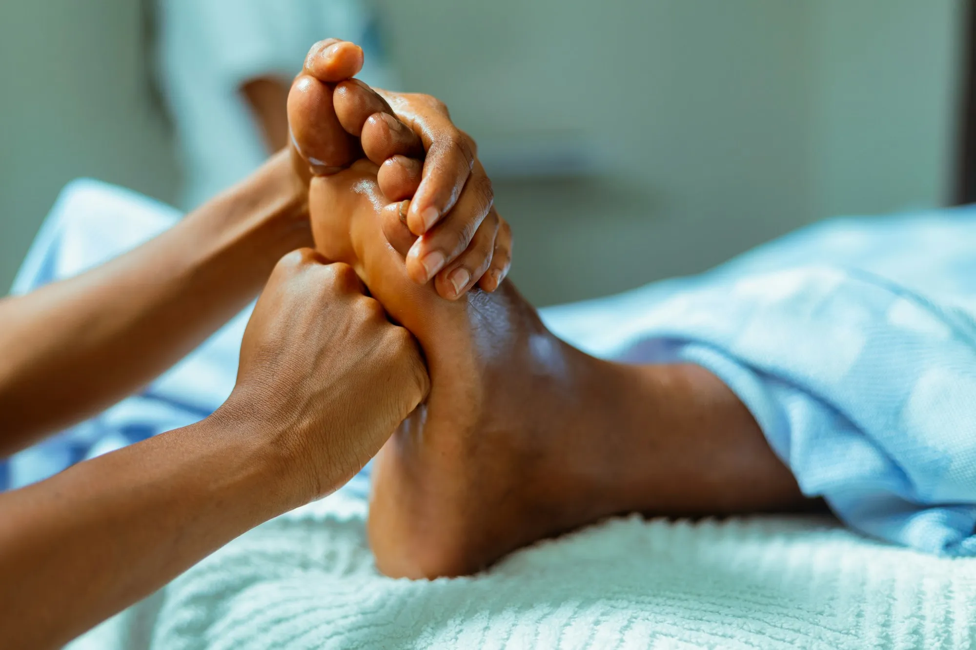 Cuidado de los pies con las manos