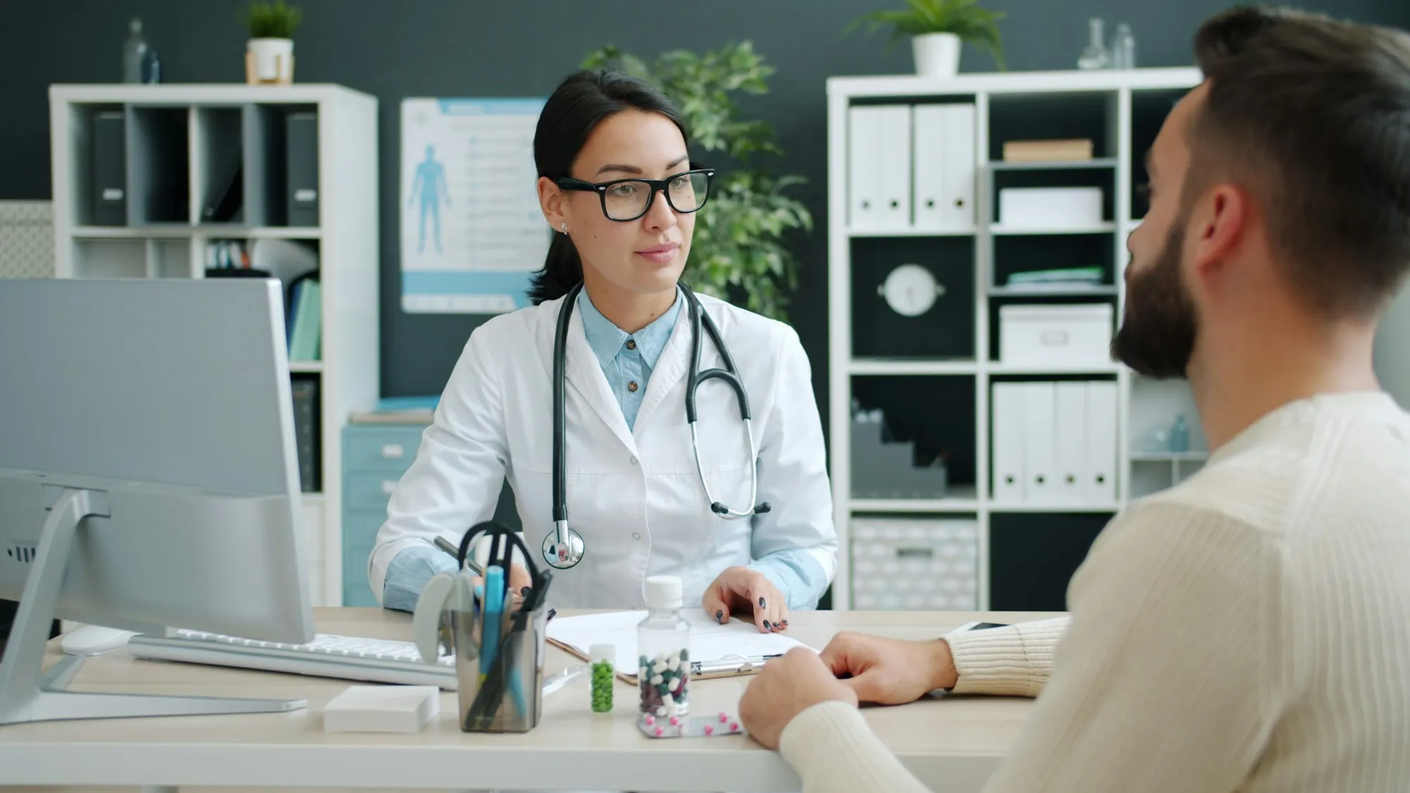 Una médica atiende a un paciente en su consulta