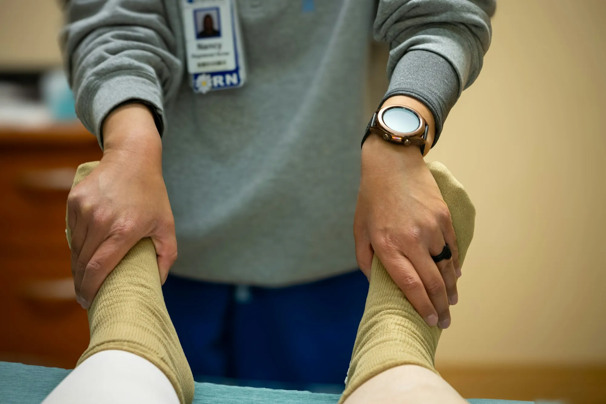 Sesión de fisioterapia de rodilla